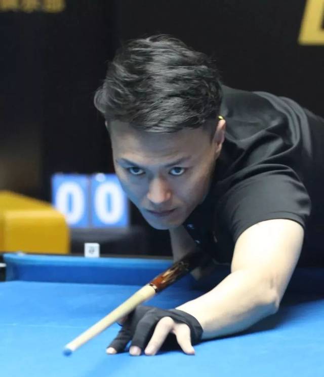 舞台上更显 舞台上更显